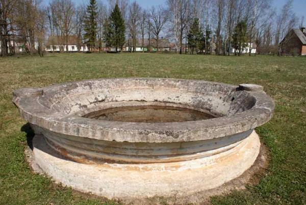 Pajiešmenių dvaras. Parteras priešais dvaro rūmus. Almanto Laužadžio nuotrauka, 2009 [interaktyvus]. Prieiga per internetą: https://www.miestai.net/forumas/forum/bendrosios-diskusijos/miestai-ir-architekt%C5%ABra/dvarai-ir-pilys/8163-pajie%C5%A1men%C4%97s-dvaras-pasvalio-r?t=7917